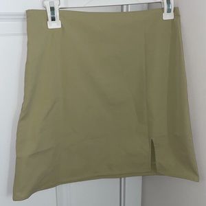 🤍3/$15 Green Mini Skirt with Little Slit